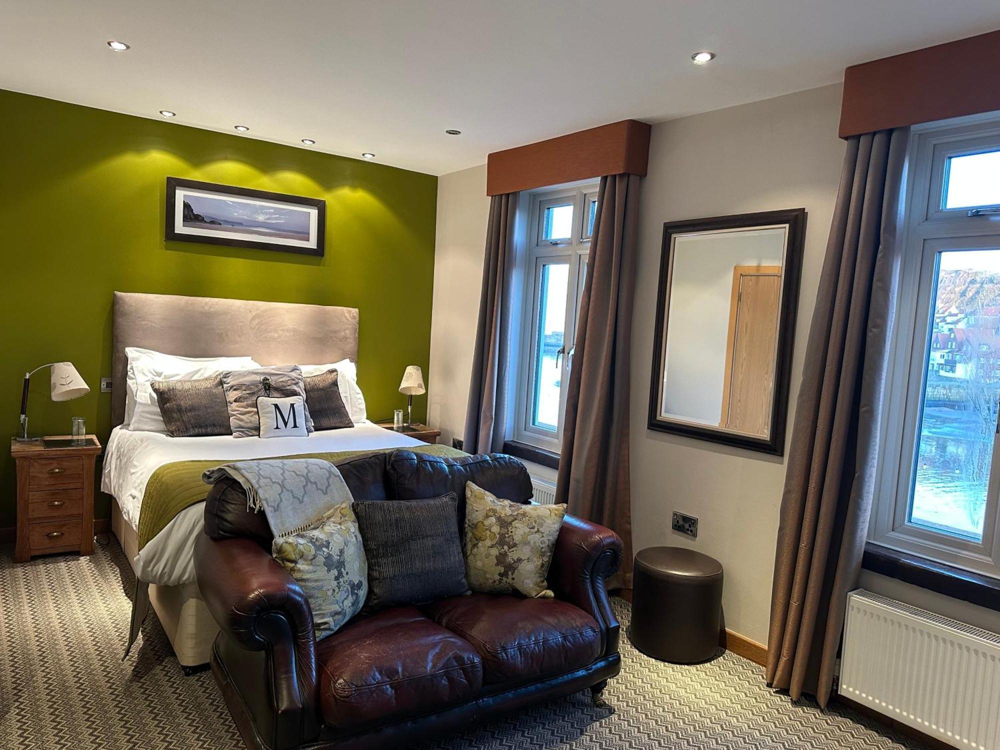Harrys Lounge 4* Whitby