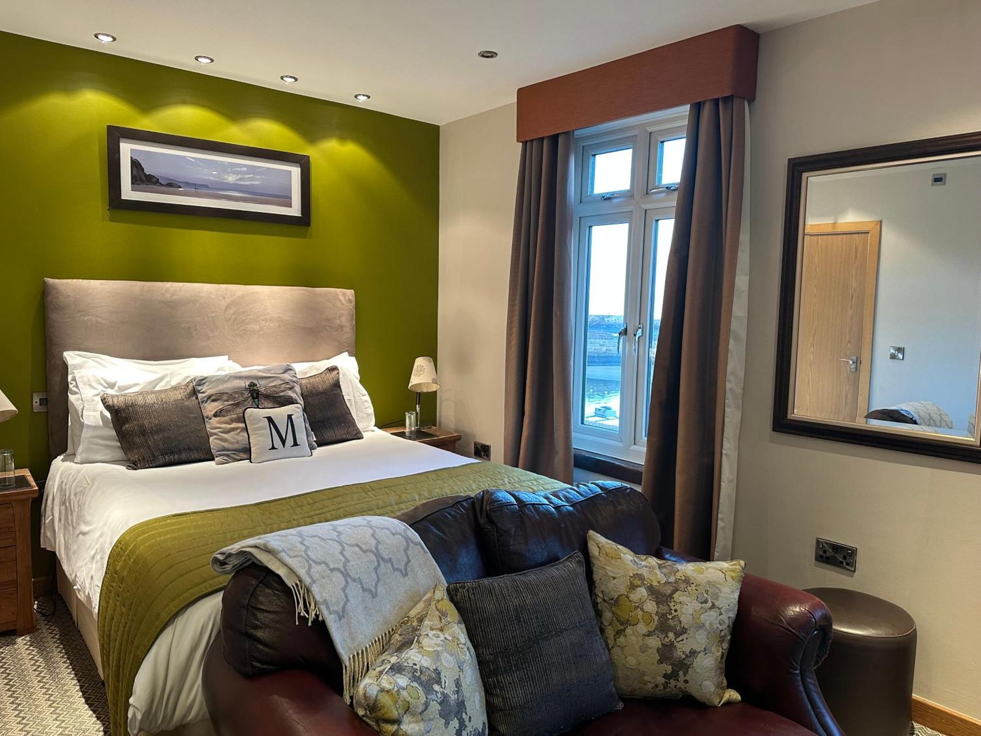 Harrys Lounge 4* Whitby